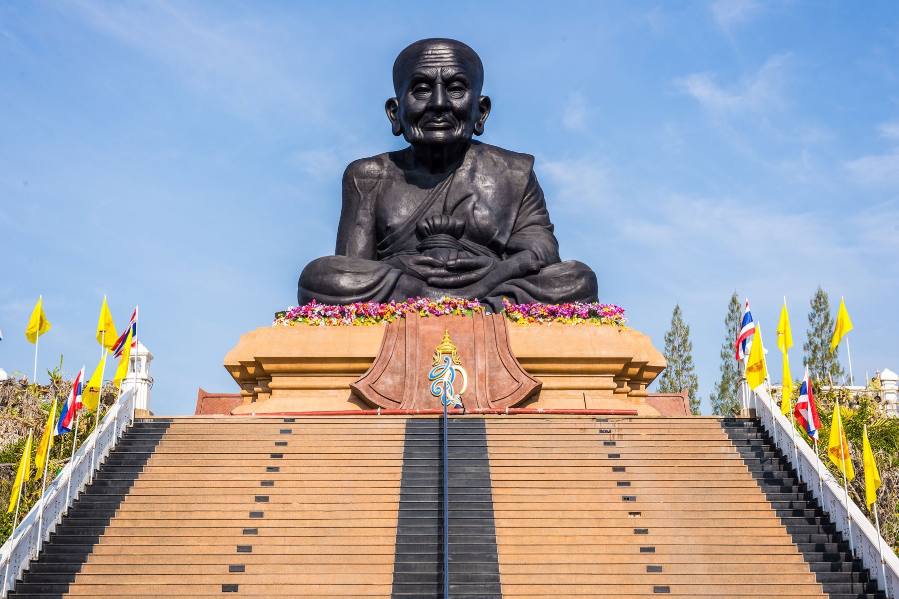 Син ват. Храм wat Huay Mongkol. Храм чёрного монаха Хуахин. Будда Хуа Хин. Храм wat Huay Mongkol внутри.